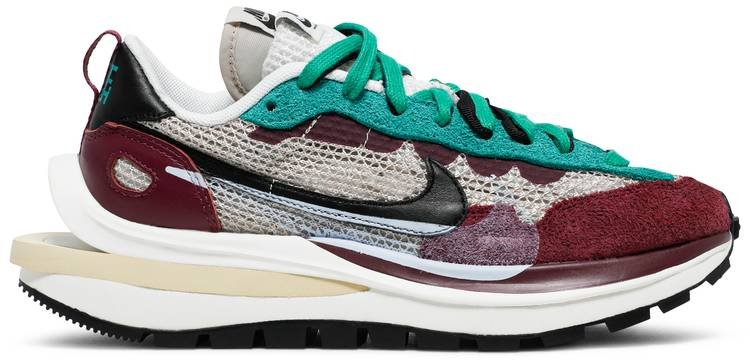 Sacai x VaporWaffle SP String Villain Red DD3035-200 Sacai x VaporWaffle SP String Villain Red DD3035-200